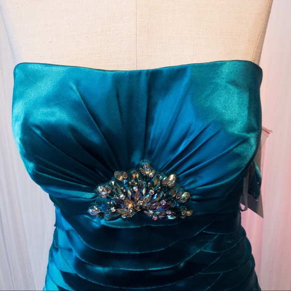 Tony Bowls NWT Dress Size 12 Emerald Green with gorgeous jewelled feature - Picture 3 of 16